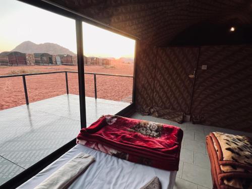 瓦迪拉姆贝都因人时尚露营旅馆的客房设有一张床和一个美景阳台