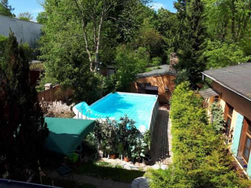 波茨坦Ferienwohnungen Romantika的享有庭院游泳池的顶部景色