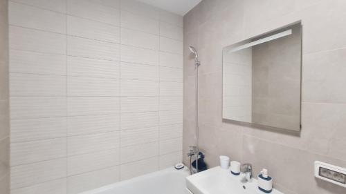 克卢日-纳波卡5* luxury near Avram Iancu sq New. Private parking的白色的浴室设有水槽和镜子