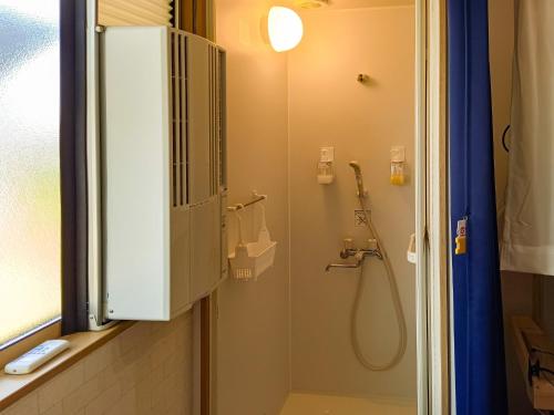 高松Guest House Ihatov - Vacation STAY 00941v的带淋浴的浴室,带玻璃门