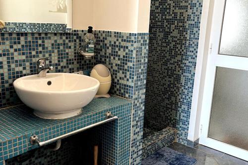 Calheta Do MaioVilla GÊMEO vue mer, piscine accès privé plage的蓝色瓷砖浴室设有水槽和淋浴