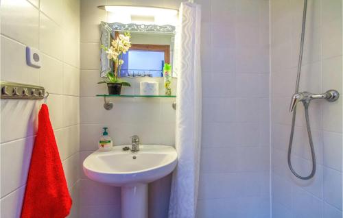 RodaAmazing Home In Roda With Wifi的白色的浴室设有水槽和镜子