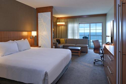 大洋城Hyatt Place Ocean City Oceanfront的酒店客房设有床和客厅。