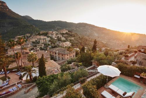 德阿La Residencia, A Belmond Hotel, Mallorca的享有带游泳池和山脉的城镇美景