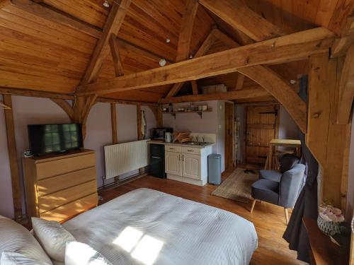 布罗肯赫斯特Cabin in the Forest的阁楼间 - 带床和厨房
