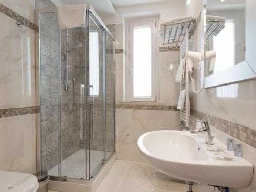 那不勒斯布欧诺酒店的带淋浴和盥洗盆的白色浴室
