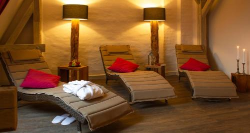 格尔利茨Hotel Via Regia - VIAs-Hotels的一间设有四把椅子和红色枕头的房间