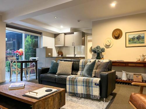 布赖特Westwood Lodge的客厅配有沙发和桌子
