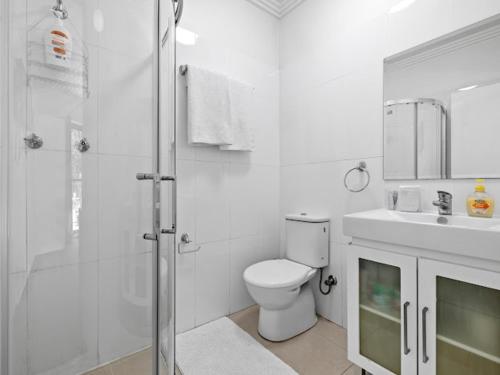 悉尼Sunny Rooms Mascot的带淋浴、卫生间和盥洗盆的浴室