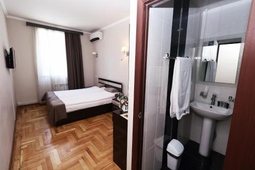 埃里温Hotel Tigran Mets的一间带床和水槽的小浴室