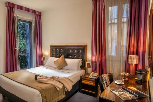 罗马纳沃纳色彩酒店的酒店客房设有床、桌子和窗户。