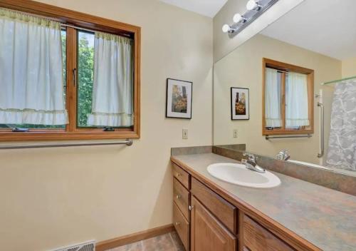 NoyackWonderful 6 Bedroom Home At Hamptons的一间带水槽和镜子的浴室