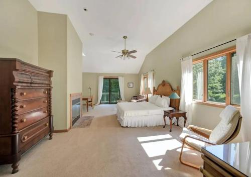 NoyackWonderful 6 Bedroom Home At Hamptons的一间大卧室,配有一张床和一个梳妆台