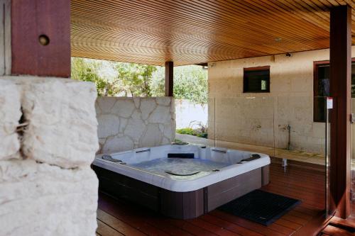 玛格丽特河洛萨里隐居酒店的设有一个大浴缸,位于带