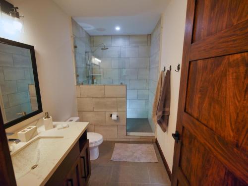 西区Casa Varuna - 3 Bedrooms的带淋浴、卫生间和盥洗盆的浴室