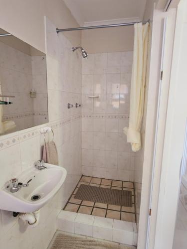 开普敦Little Greece的白色的浴室设有水槽和淋浴。