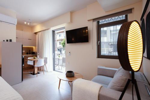 罗希姆诺7 City Luxury Apartments的客厅配有沙发和桌子