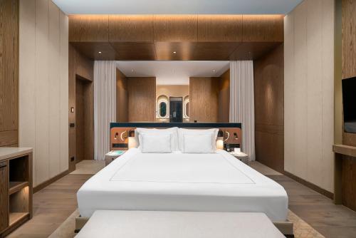 安塔利亚Bayou Villas-Ultra All Inclusive的卧室配有一张白色大床