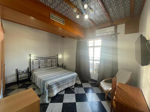 阿卡拉尔里奥起锚酒店的一间卧室配有一张床,铺有一个 ⁇ 板地板