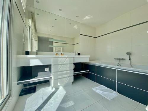 拉格朗德默特Le Swing N01 toit terrasse的白色的浴室设有水槽和浴缸。