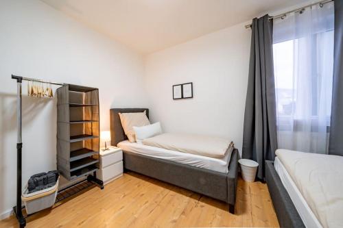 林特尔恩Modernisiertes Altbau 3-Zi Apartment的小房间设有两张床和窗户