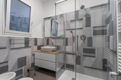 巴勒莫MolteVolte Rooms的一间带水槽和玻璃淋浴的浴室