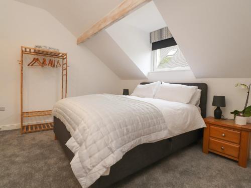 沃利The Lodge at Bridgeway的一间卧室设有一张大床和一个窗户。