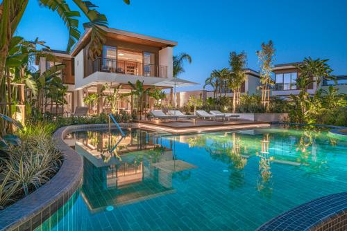 安塔利亚Bayou Villas-Ultra All Inclusive的享有带游泳池的房屋外部景致
