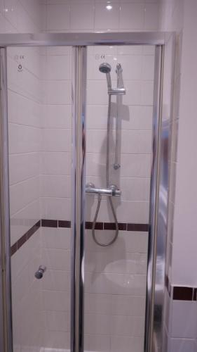 伯明翰Reach Guest House的带淋浴和淋浴的浴室