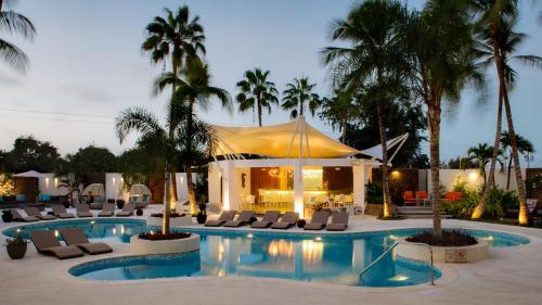 La MiraH2otel By LD Hotel Boutique的一个带躺椅和帐篷的度假游泳池