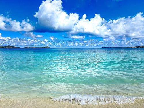东方湾Villa Caribbean Star, 5 min walk from the beach的享有海滩和大海的景色