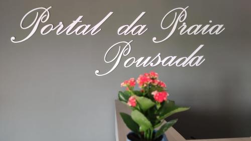 卡庞达卡诺阿Pousada Portal da Praia的花瓶餐厅标志