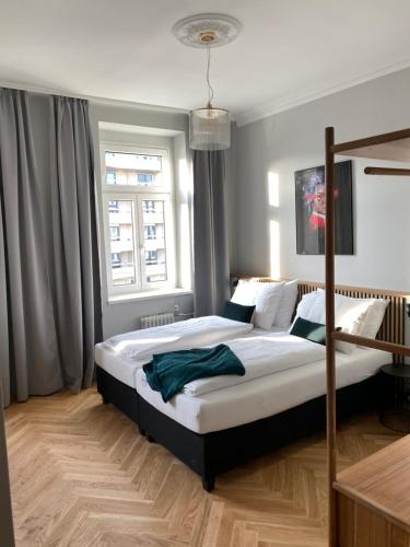 维也纳Boutique Hotel Kolbeck的一间卧室设有一张大床和一个窗户。