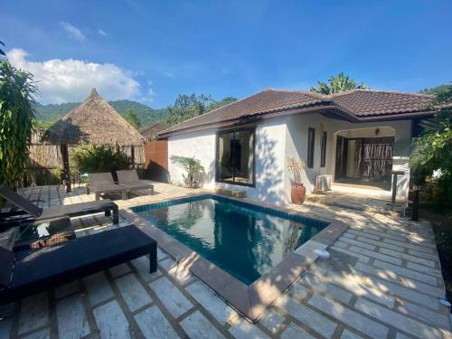 涛岛Bamboo Villa的一座房子后院的游泳池