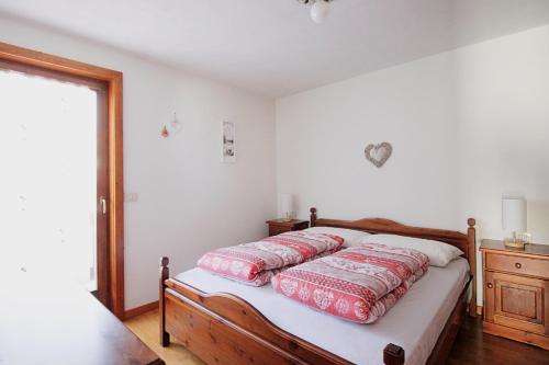 卡瓦莱塞CASA PARADISO - Vista valle的一间卧室配有一张带红色枕头的床