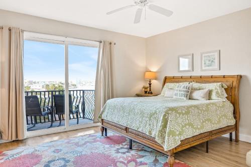 圣徒皮特海滩Palms of Treasure Island 405的一间卧室设有一张床和一个阳台