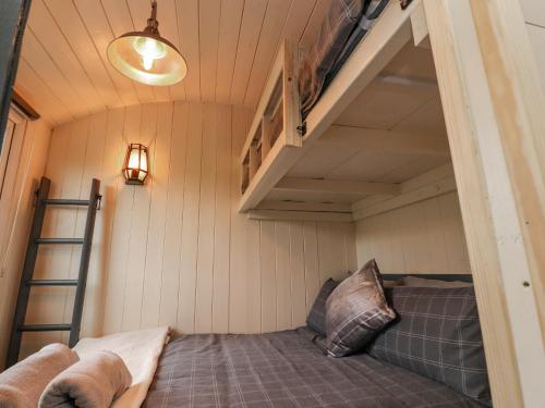 普雷斯顿Hillcrest Shepherds Hut的一间位于小房子内的卧室,配有双层床