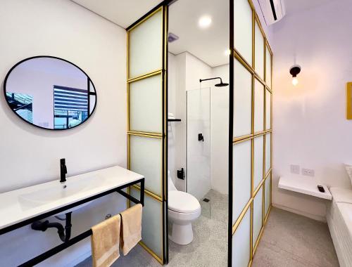 圣玛尔塔OASIS TROPICAL HOTEL的一间带水槽、卫生间和镜子的浴室