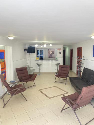 里奥阿查Hotel La Guajira的一间设有椅子和电视的等候室