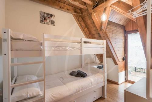 Las BordasCasa Montjòia by SeaMount Rentals的木屋内设有一间带双层床的卧室