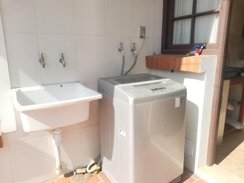 塔里哈Hostal Palamas的一间带水槽和洗衣机的小浴室
