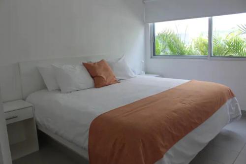 阿卡普尔科Papaya Condo Acapulco Diamante -Solo Adultos的一间卧室设有一张大床和窗户