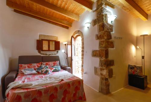 萨尔维Affascinante Grande Liama Antica的石墙客房的卧室配有一张床