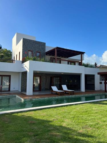 圣米格尔-杜戈斯托苏Casa da Lua的庭院旁带游泳池的房子