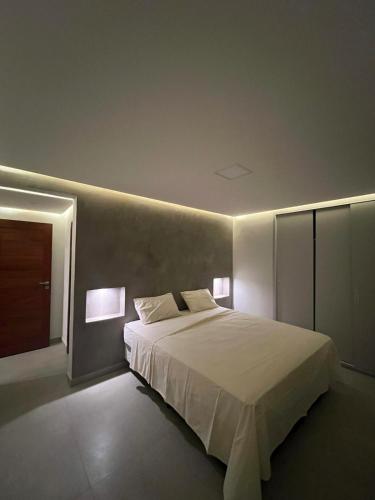 圣米格尔-杜戈斯托苏Casa da Lua的一间卧室配有一张大床和两盏灯