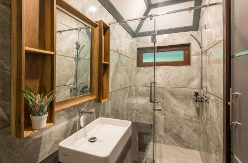 功孟海滩Loy Chalet的一间带水槽和玻璃淋浴的浴室