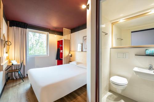 蒙特讷Greet hotel Bourg-en-Bresse Sud Montagnat的一间小卧室,配有白色的床和水槽