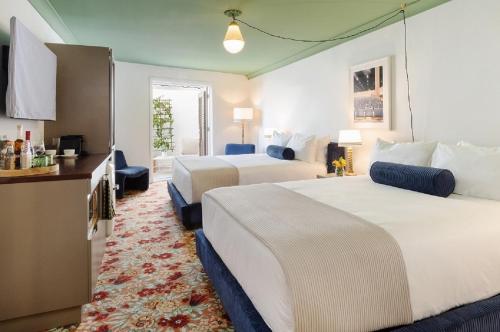 洛杉矶Palihouse West Hollywood的酒店客房带两张床和厨房