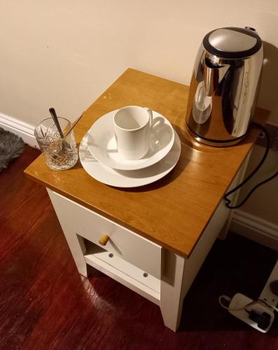 FarnleyHall 2的一张桌子,上面有咖啡壶和盘子