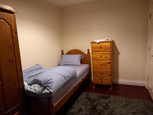 FarnleyHall 2的一间小卧室,配有一张床和一个梳妆台